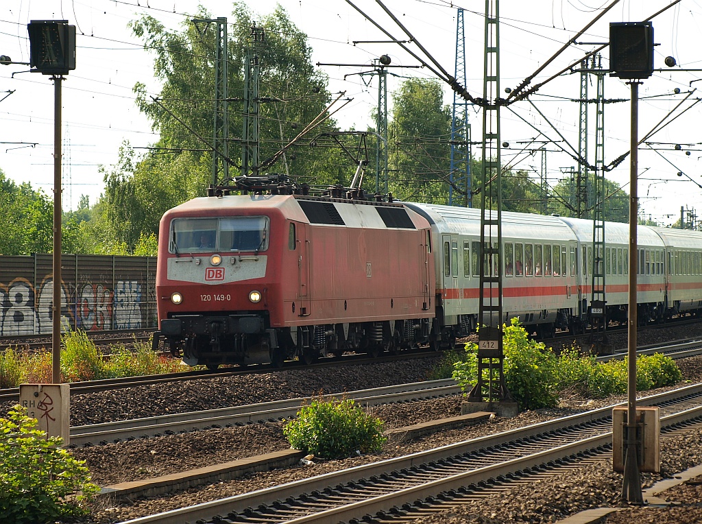 120 149-0 mit unbekanntem IC hier noch in orientrot bei der Einfahrt in HH-Harburg. 01.07.2011