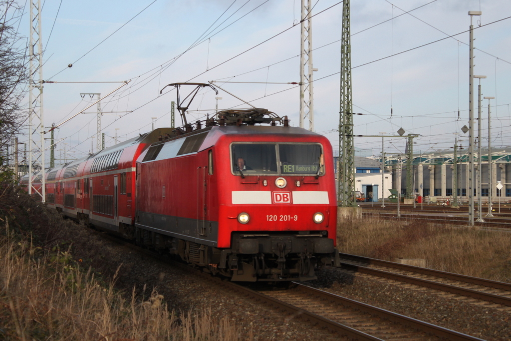 120 201-9 mit RE 4310(Rostock-Hamburg)bei der Ausfahrt im Rostocker Hbf.29.12.2015