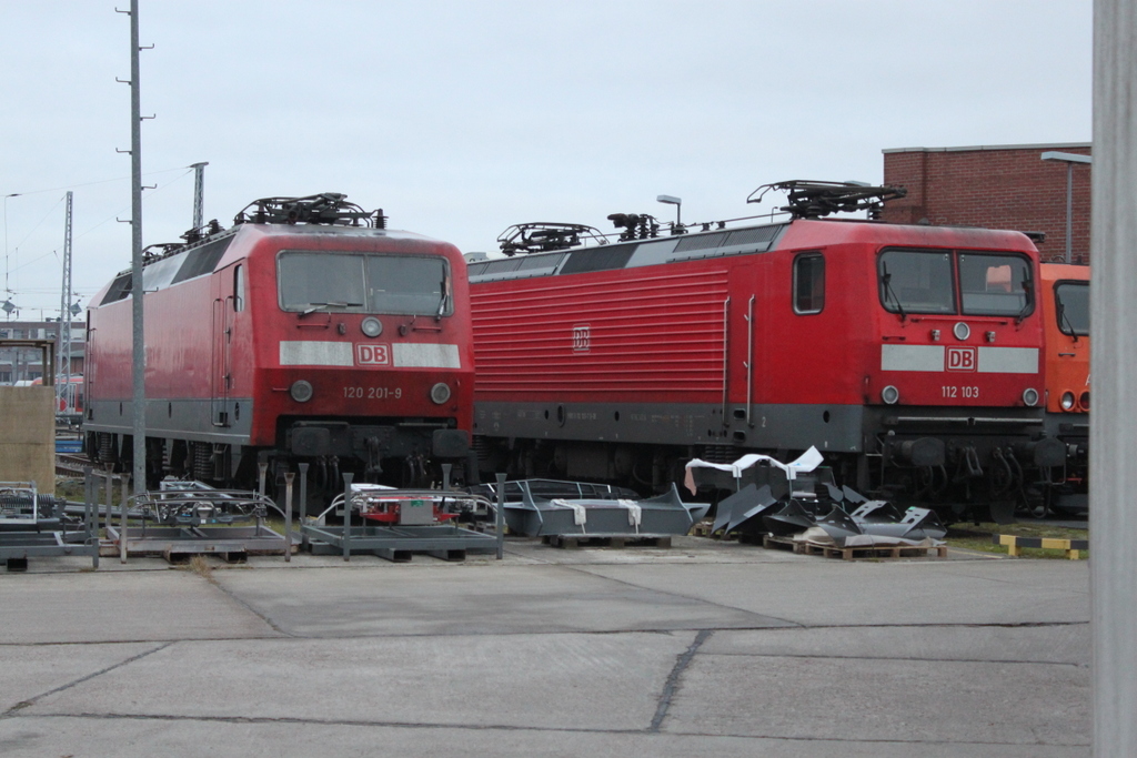 120 201,112 103 und 143 001 waren im BW Rostock Hbf abestellt.04.12.2016