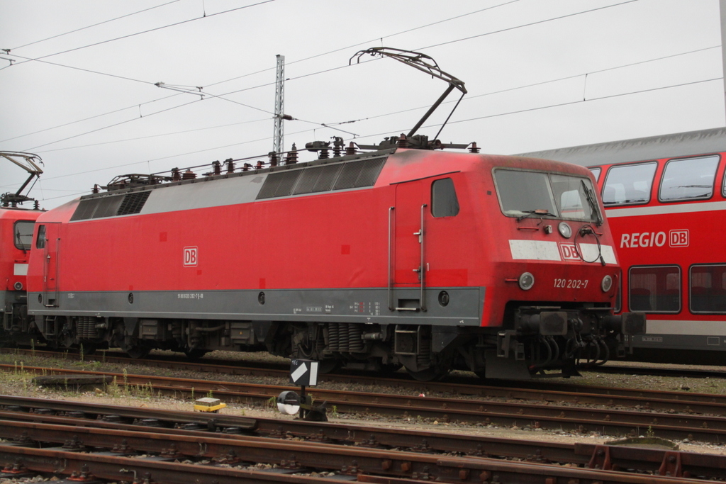 120 202-7 abgestellt im Bw Rostock Hbf.26.11.2017