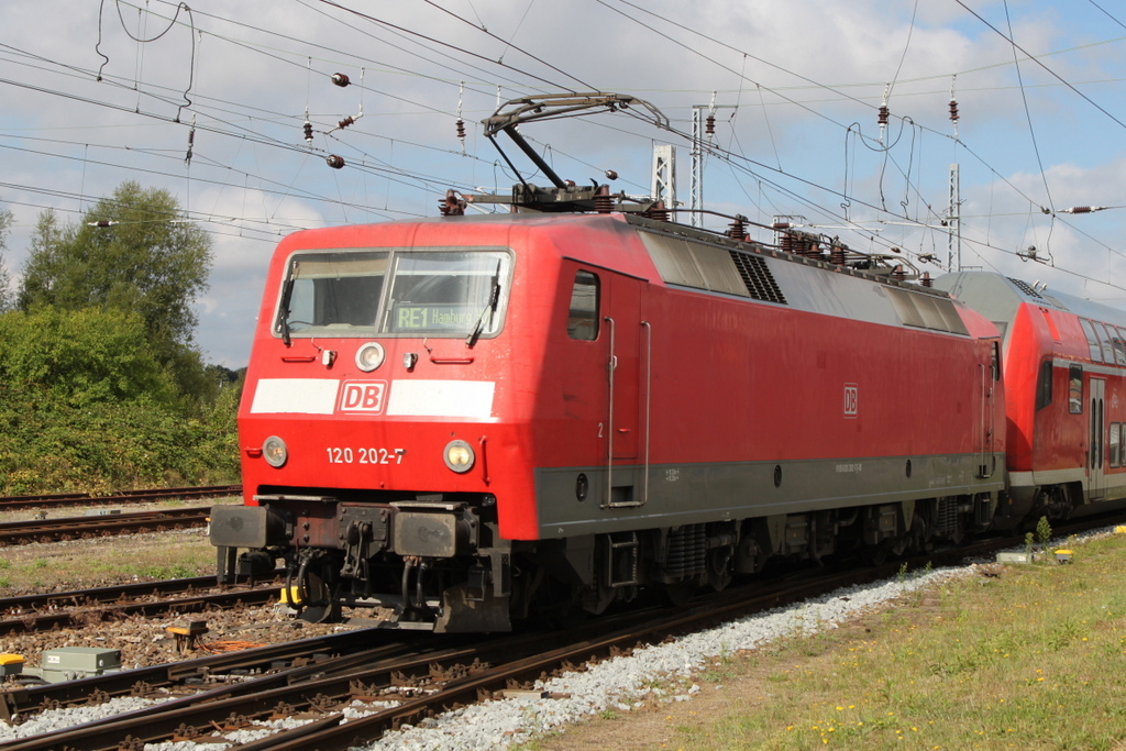 120 202-7 mit RE 4307 von Rostock Hbf nach Hamburg Hbf bei der Ausfahrt im Rostocker Hbf.02.09.2018