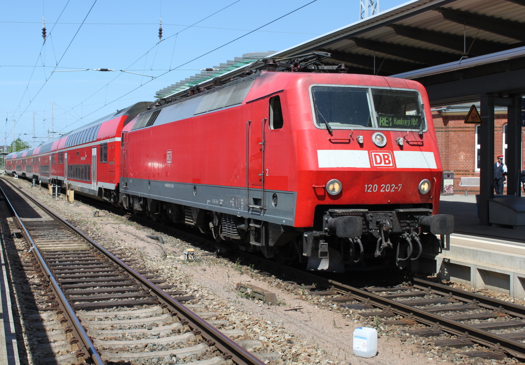 120 202-7 mit RE 4310(Rostock-Hamburg)kurz vor der Ausfahrt im Rostocker Hbf.10.06.2016
