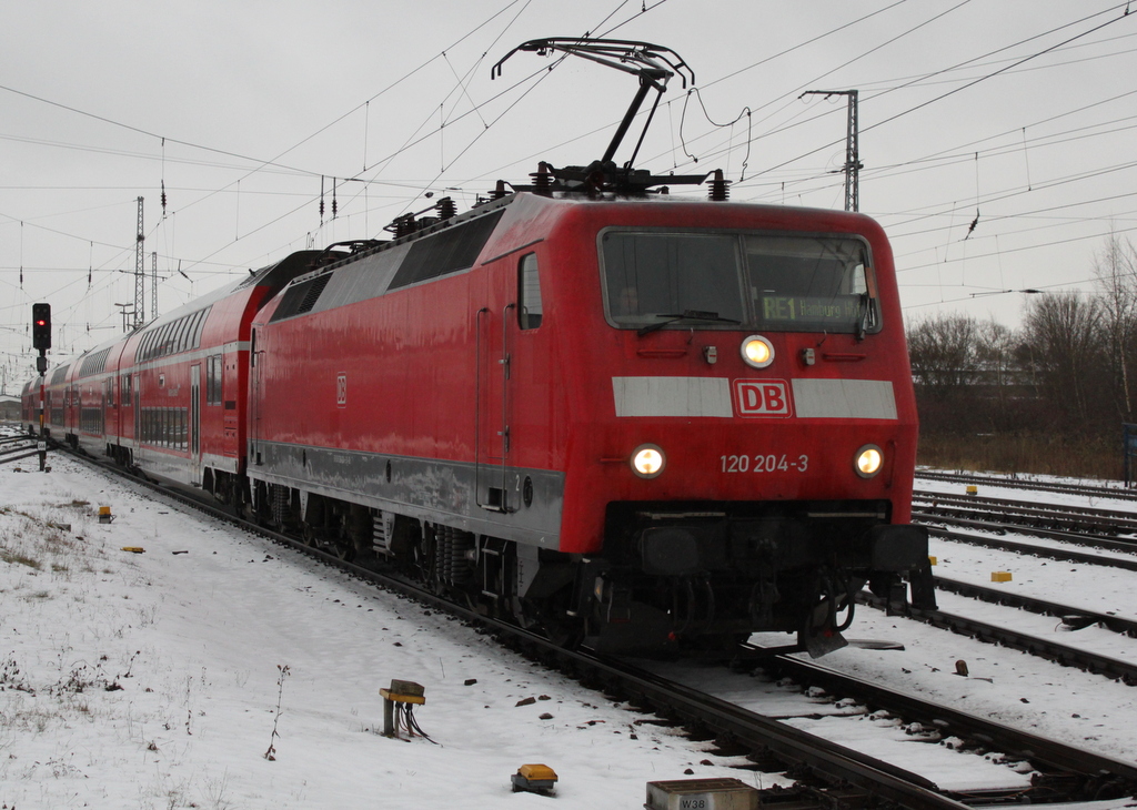 120 204-3 mit RE 4310(Rostock-Hamburg)bei der Bereitstellung im Rostocker Hbf.08.01.2016