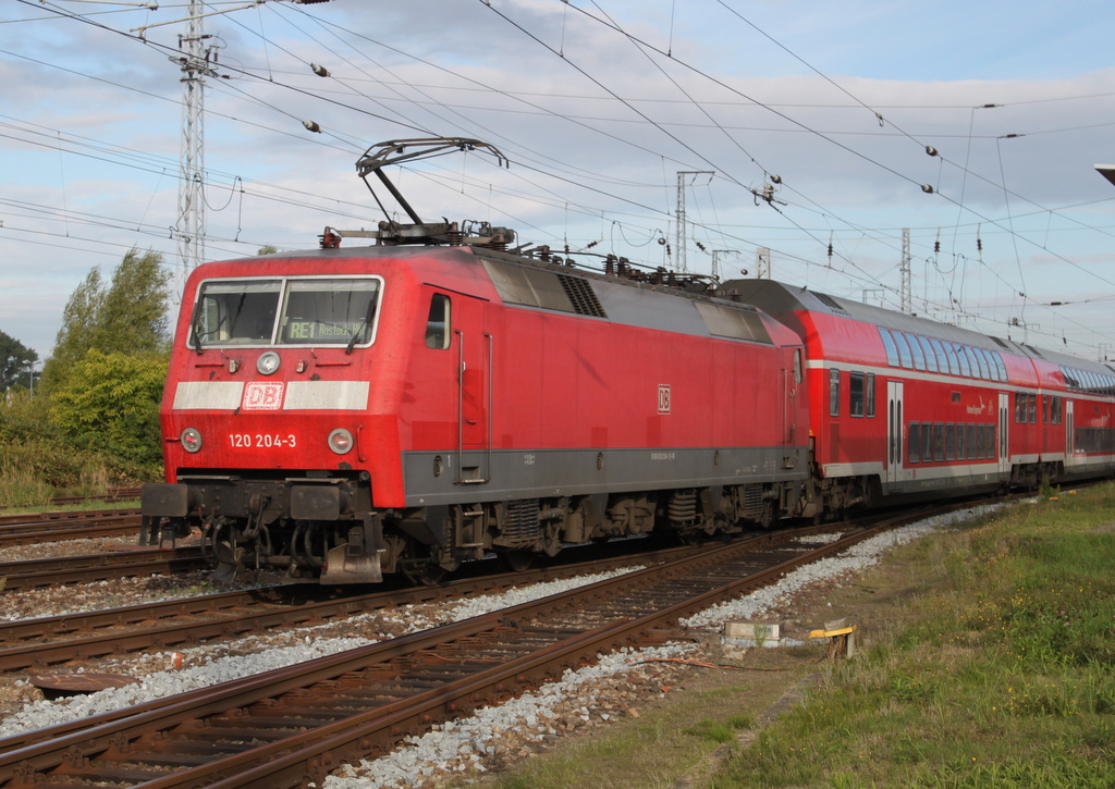 120 204 mit RE4305(Hamburg-Rostock)bei der Einfahrt im Rostocker Hbf.15.09.2018