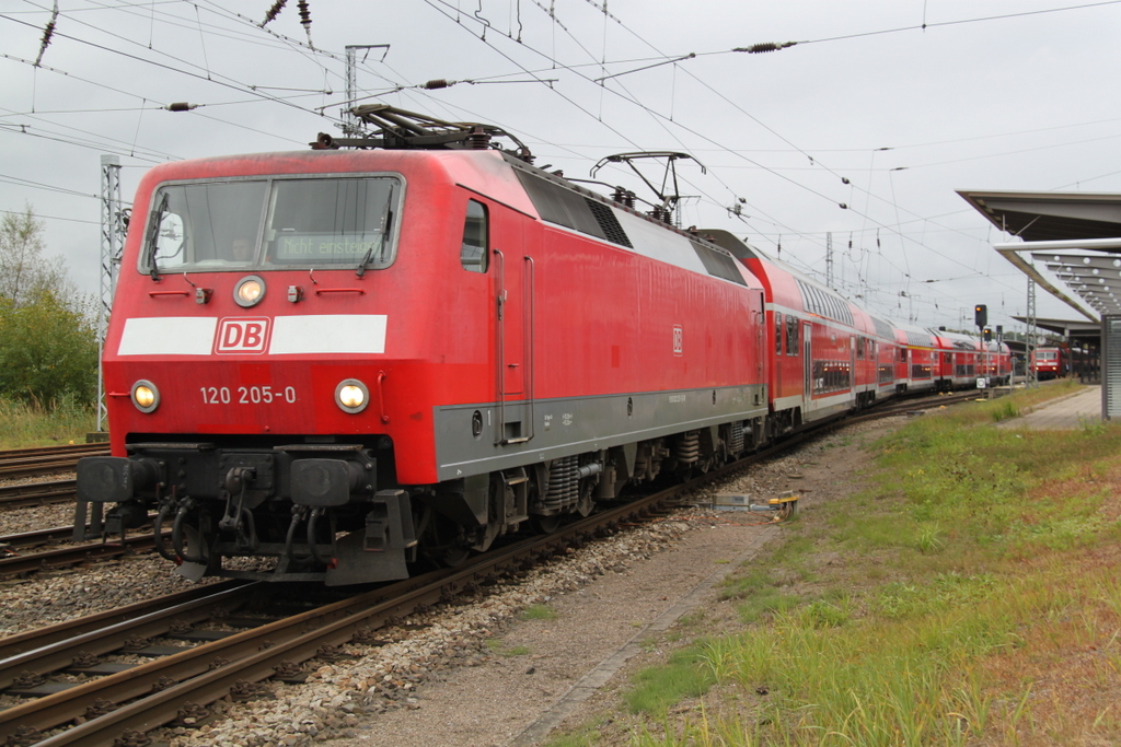 120 205-0 beim Rangieren im Rostocker Hbf.07.10.2016