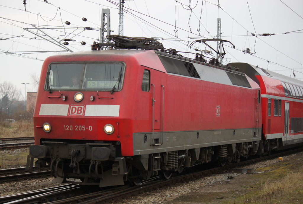 120 205-0 RE1(RE 4310)von Rostock Hbf nach Hamburg Hbf bei der Ausfahrt im Rostocker Hbf.20.02.2015