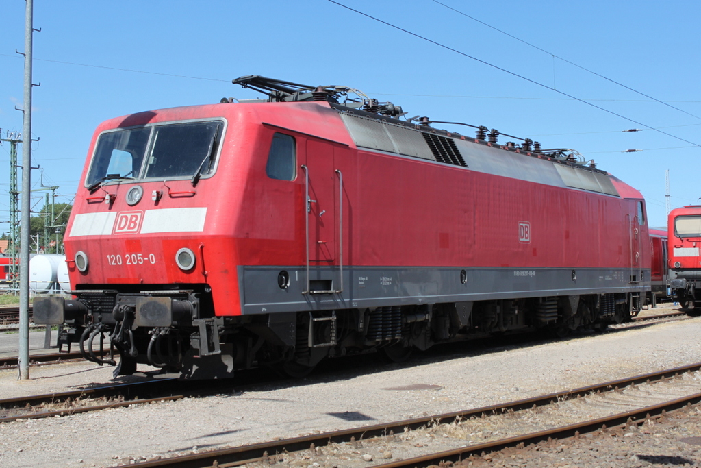 120 205-0 stand bei sommerlichem Wetter im BW Rostock Hbf.01.07.2018