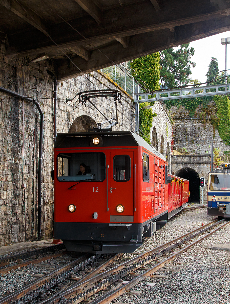 
125 Jahre Glion Rocheres de Naye - Die moderne Hem 2/2 N° 12 am 16.09.2017 mit den  Belle Epoque Zug  gerade wieder in Montreux an.
