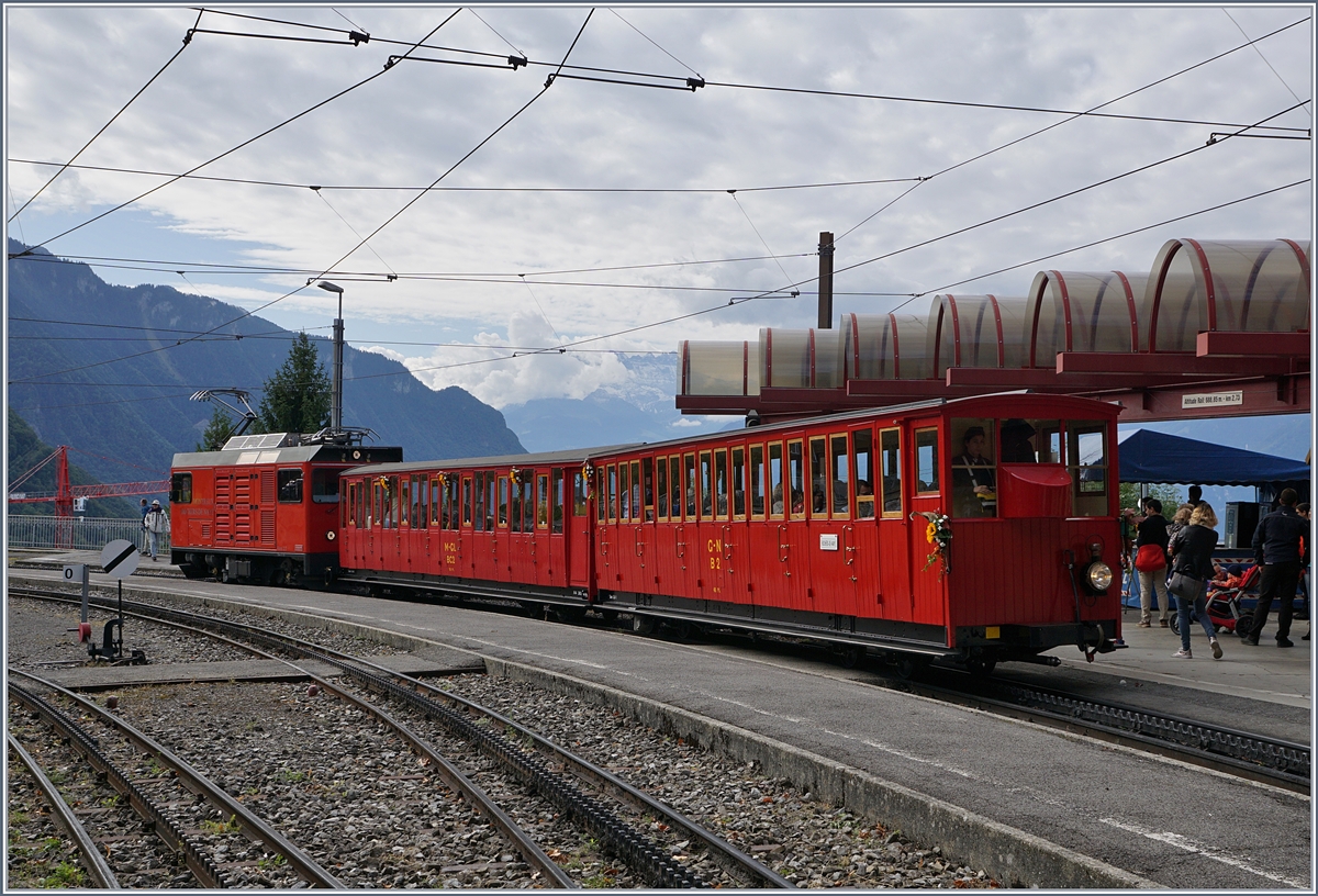 125 Jahre Rochers de Naye Bahn 1897 - 2017: die Feierlichkeiten zum Jubiläum 125 Jahre Rochers de Naye Bahn fanden Mitte September statt, unter anderem mit einer Fahrzeugparade in Glion. Da sich Idee, eine Dampflokomotive anzumieten zerschlug, war von der Substanz her nicht allzu an Überraschenes zu erwarten. Trotzdem wurde eine kleine, gelungene Parade gezeigt. Die Feierlichkeiten ermöglichten auch, Fotostellen zu nutzen, die sonst öffentlich nicht zugänglich sind.
Den Anfang der Parade machte der  Belle-Epoque  Zug, welches im Jubiläumsjahr schon den ganzen Sommer mit zwei Zugspaaren das Regelangebot ergänze. Heute wurde der Zug, des etwas unsicheren Wetters wegen mit zwei roten Belle Epoque Wagen und der schiebendne Hem 2/2 12 geführt, der sonst eingesetzte blaue  Sommerwagen  blieb im Dépôt. 
16. Sept. 2017 