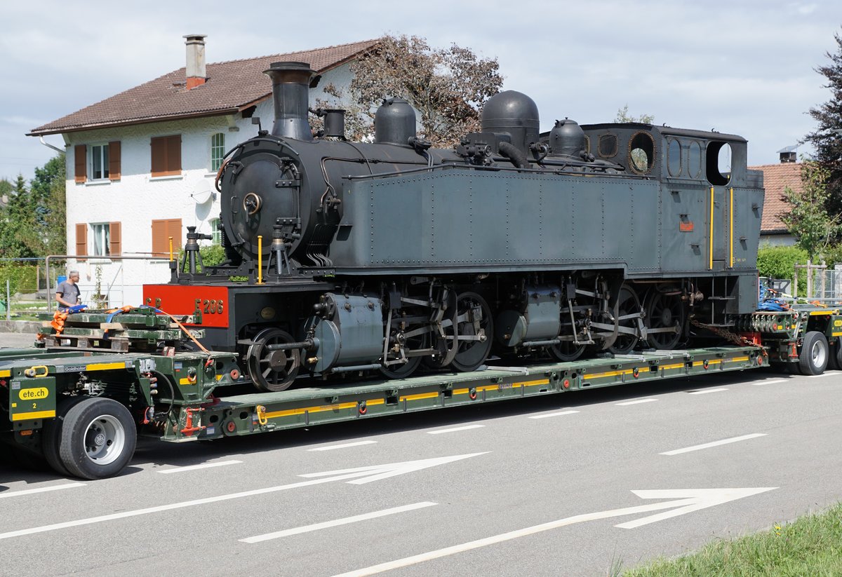 125 Jahre Yverdon-les-Bains-Ste-Croix TRAVYS/YStC LA TRACTION Am 1. und 2. September 2018 feiert die Strecke Yverdon-les-Bains-Ste.Croix ihr 125. Jubiläum. Zur Erinnerung an die ersten Betriebsjahre stehen an beiden Festtagen Dampfzüge für Sonderfahrten im Einsatz. Am 27. August 2018 wurde für diesen besonderen Anlass auf der Strasse ein Dampfzug von La Traction, bestehend aus der G 2/3 + 3/3 E 206 und den BC 74 und BC 75, von Le Noirmont nach Yverdon-les-Bains transportiert. Impressionen von Le Noirmont. Foto: Walter Ruetsch 