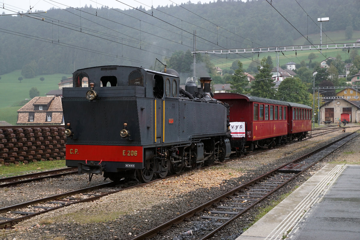 125 Jahre Yverdon-les-Bains-Ste-Croix
TRAVYS/YStC
LA TRACTION
Am 1. und 2. September 2018 feiert die Strecke Yverdon-les-Bains-Ste.Croix ihr 125. Jubiläum.
Zur Erinnerung an die ersten Betriebsjahre stehen an beiden Festtagen Dampfzüge für Sonderfahrten im Einsatz.
Am 29. August 2018 fand die Probefahrt mit der G 2/3 + 3/3 E 206 und den BC 74 und BC 75 zwischen Yverdon-les-Bains und Ste-Croix statt.
Foto:  Walter Ruetsch  