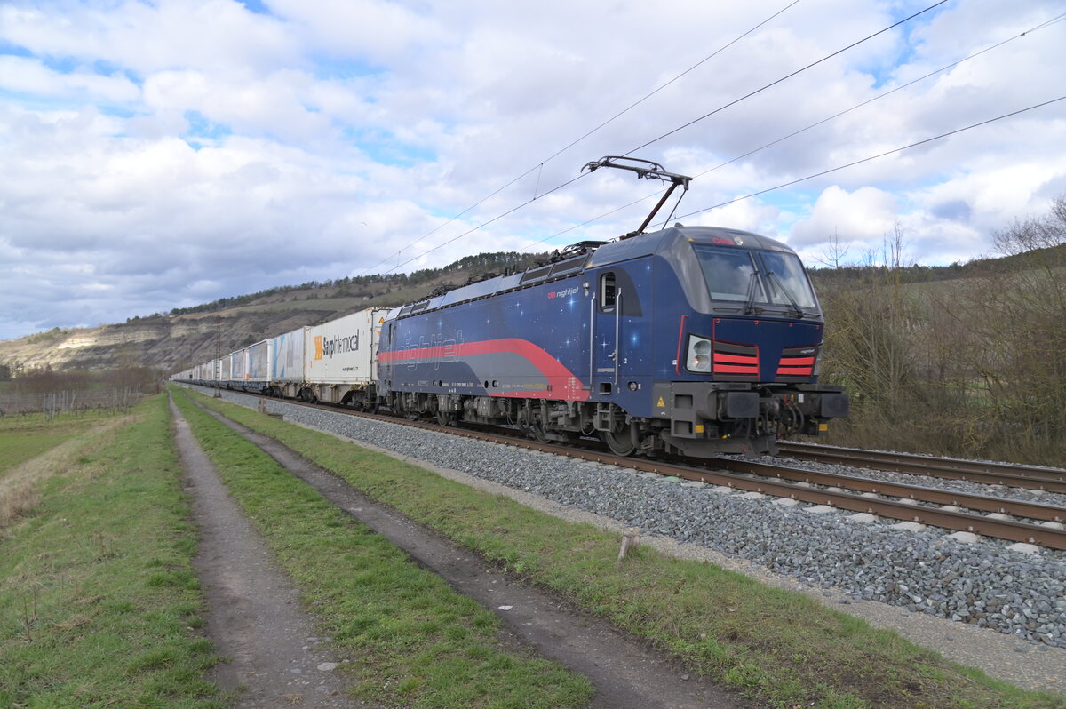 1293 200 der ÖBB im Nightjet-Design ist von mir im Tüngersheim mit einem Containerzug  gen Würzburg fahrend am  25.2.2024 abgelichtet worden. 