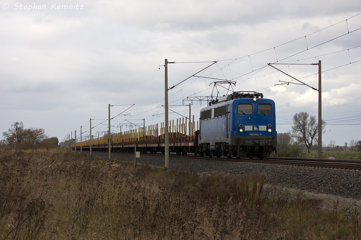 140 042-4 PRESS (140 834-3) mit einem leeren Holzzug in Vietznitz und fuhr in Richtung Nauen weiter. Netten Gru an den Tf! 29.10.2013