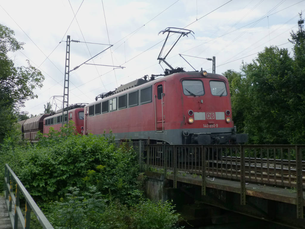 140 850 und eine weitere 140 auf der D�sselbr�cke in Eller, 14.8.15.