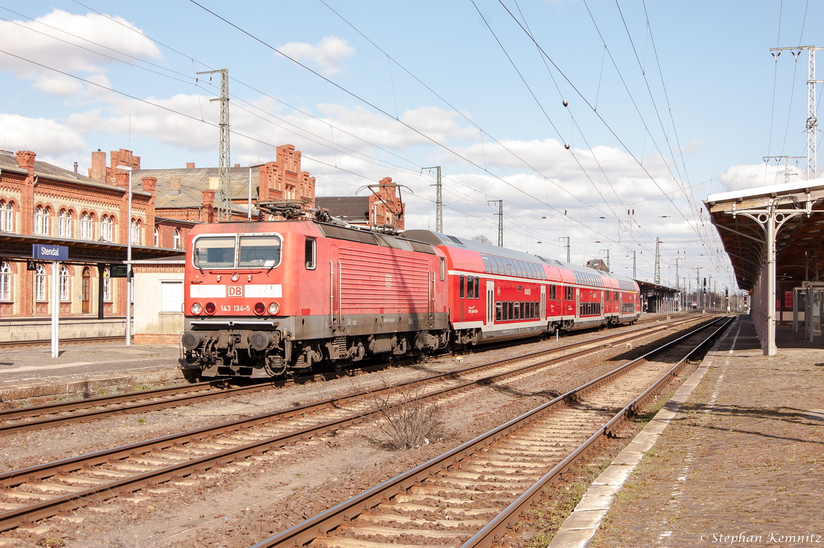 143 134-5 mit der RB31/S1 (RB/S 17824) von Schönebeck-Bad Salzelmen nach Wittenberge, bei der Ausfahrt aus dem Bahnhof Stendal am 06.04.2015. Die 143 134-5 hat Fristablauf am 11.04.2015