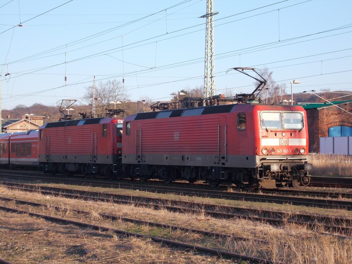 143 192-3 und ihre Schwester 143 934-8,am 03.Januar 2016,in Bergen/Rügen.