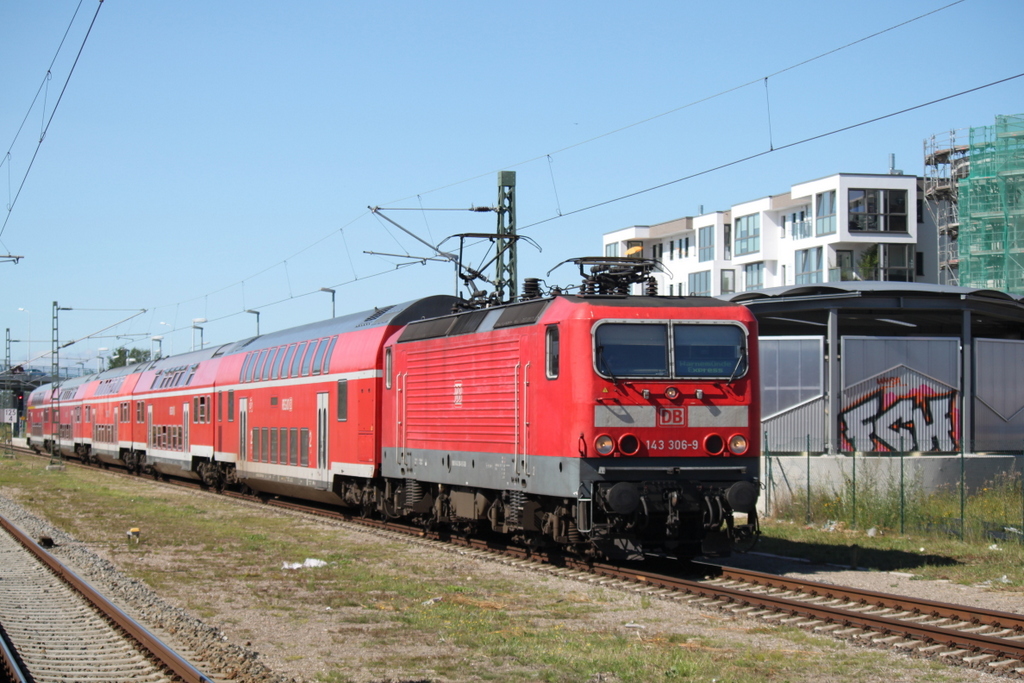 143 306-9 mit RE18590 von Berlin Hbf(tief)nach Warnemnde bei der Durchfahrt in Warnemnde Werft.09.08.2015