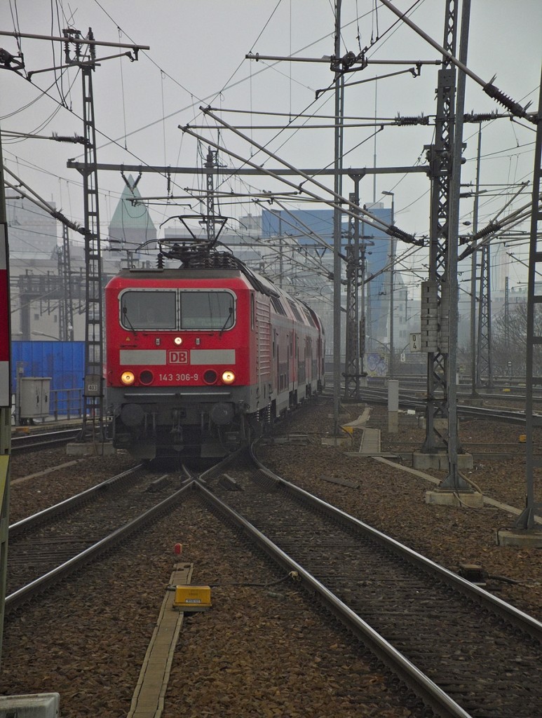 143 306 erreicht am 6.3.14 mit einem RB14-Ersatzzug den Bahnhof Berlin-Ostbahnhof. Drei derartige Garnituren habe ich an diesem Tag auf dieser Linie gesehen, so viele wie bislang noch nie. Man fhlte sich um fnf Jahre zurckversetzt.