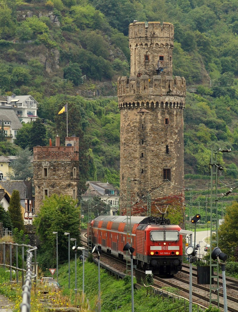 143 568 und 143 280 mit ihrem RE aufgenommen von der Stadtmauer in Oberwesel diesmal mit  ganzen  Türmen. 13.09.2013