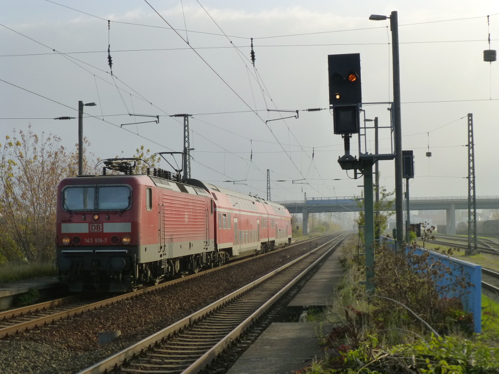 143 816 mit ihren Dosto-Wagen auf der Strecke von Erfurt nach Sangerhausen bei der Einfahrt in Erfurt Ost, 26.10.15