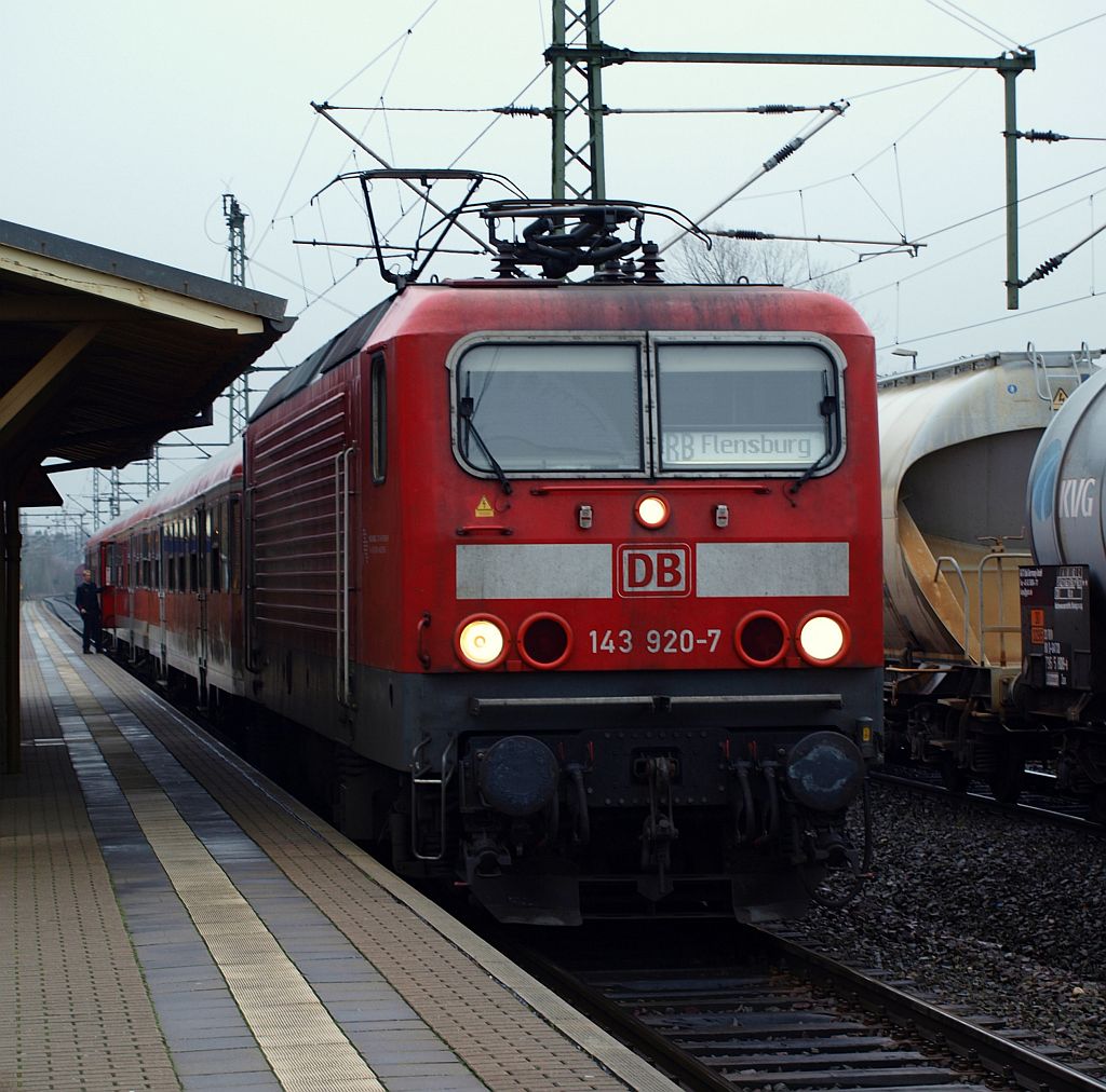 143 920-7 aus Stuttgart als Gastlok im Norden und hier mit der RB auf dem Weg nach Flensburg. Schleswig 04.12.2009