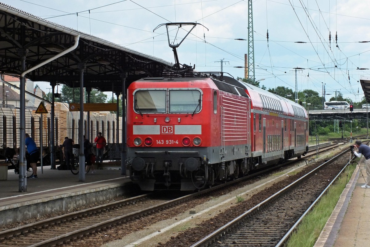 143 931 und ihr Doppelstockzug der Linie RB49, die den wohl buntesten Fahrzeugeinsatz rund um Cottbus zu bieten hat, lockte neben mir auch noch einen weiteren Fotografen an.
Stichwort bunter Fahrzeugeinsatz: Ein Zugpaar der Linie RB49 ist in Falkenberg (Eder) mit dem RE 5 nach Stralsund gekoppelt, wodurch sich ein 7-stündiger Durchlauf Stralsund-Berlin-Falkenberg-Cottbus ergibt. Dieses Zugpaar wird mit 112 + 4 RE160-Dostos gefahren. Die Garnitur fuhr zumindest am 30.5. noch eine weitere Runde ohne die Durchbindung nach Stralsund. Neben der abgebildeten Garnitur war auch ein dreitieliger Talent unterwegs.