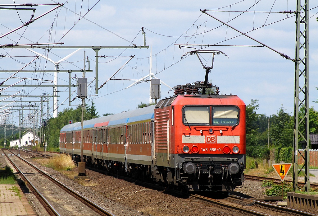 143 966-0 mit gehobener Aufgabe...Nach Problemen mit der eigentlichen Lok dem anschliessenden Tausch und der daraus resultierenden Verspätung kam der SH-Express aus Hamburg mit gut 25min plus durch Jübek gefahren. 06.07.2013