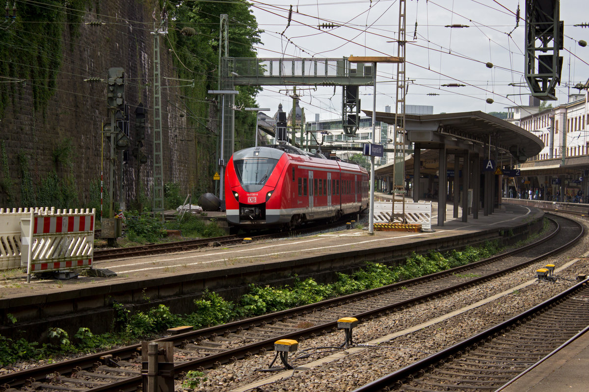 1440 301 und 310 verlassen am 08.06. Wuppertal Hauptbahnhof. In Wuppertal wird im Sommer 2017 ein neues ESTW in Betrieb genommen, wofr bereits viele neue Signale aufgestellt sind. Im Hauptbahnhof ist so ein regelrechter Signalwald entstanden.