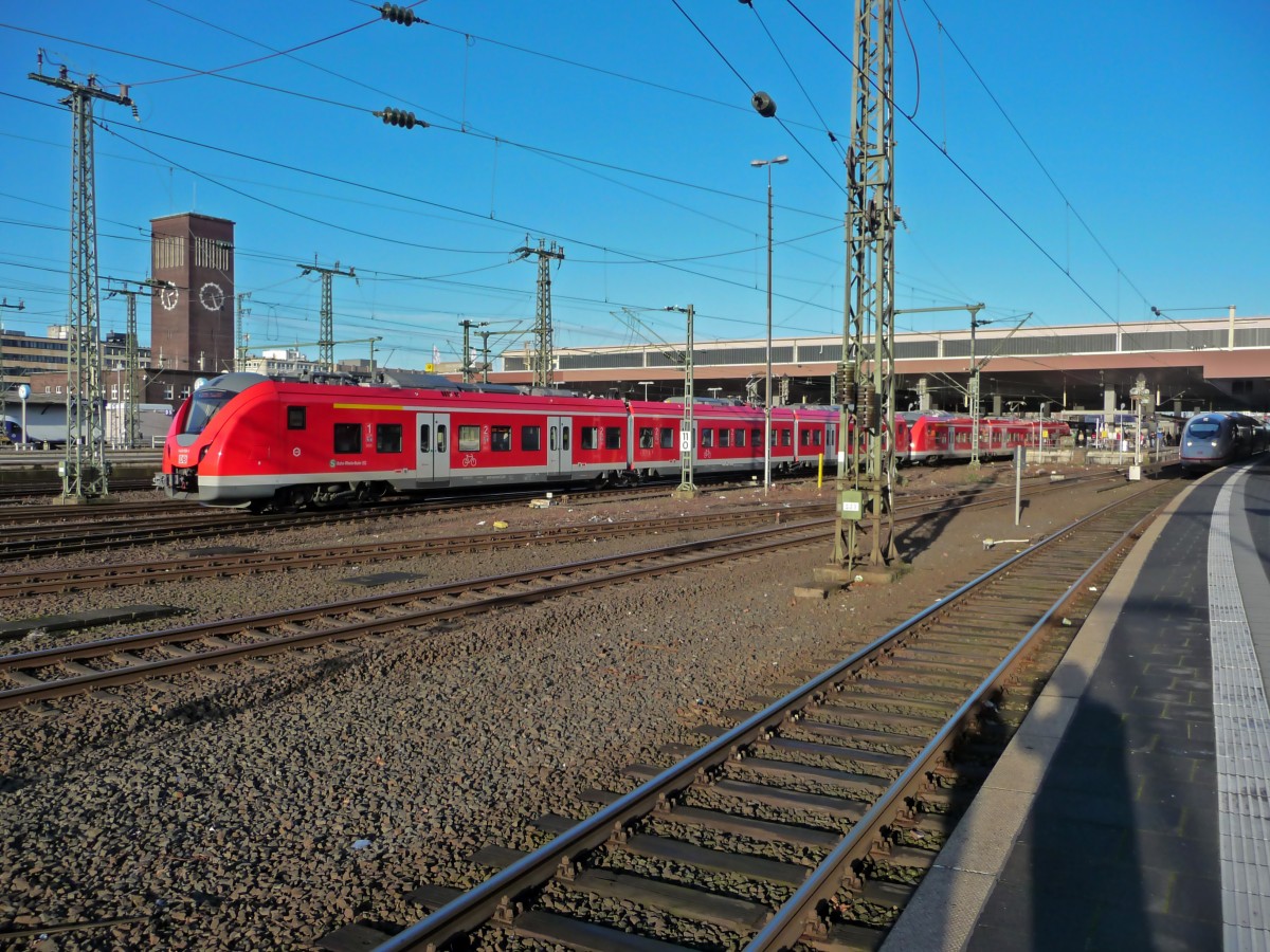 1440 313 und 308 verlassen am 02.01.15 als S8 den D�sseldorfer Hauptbahnhof.