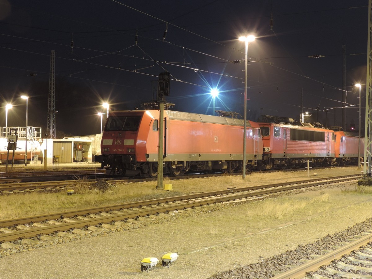 145 001-4 bei Nacht am 19.02.2016 im Bahnhof Wismar.