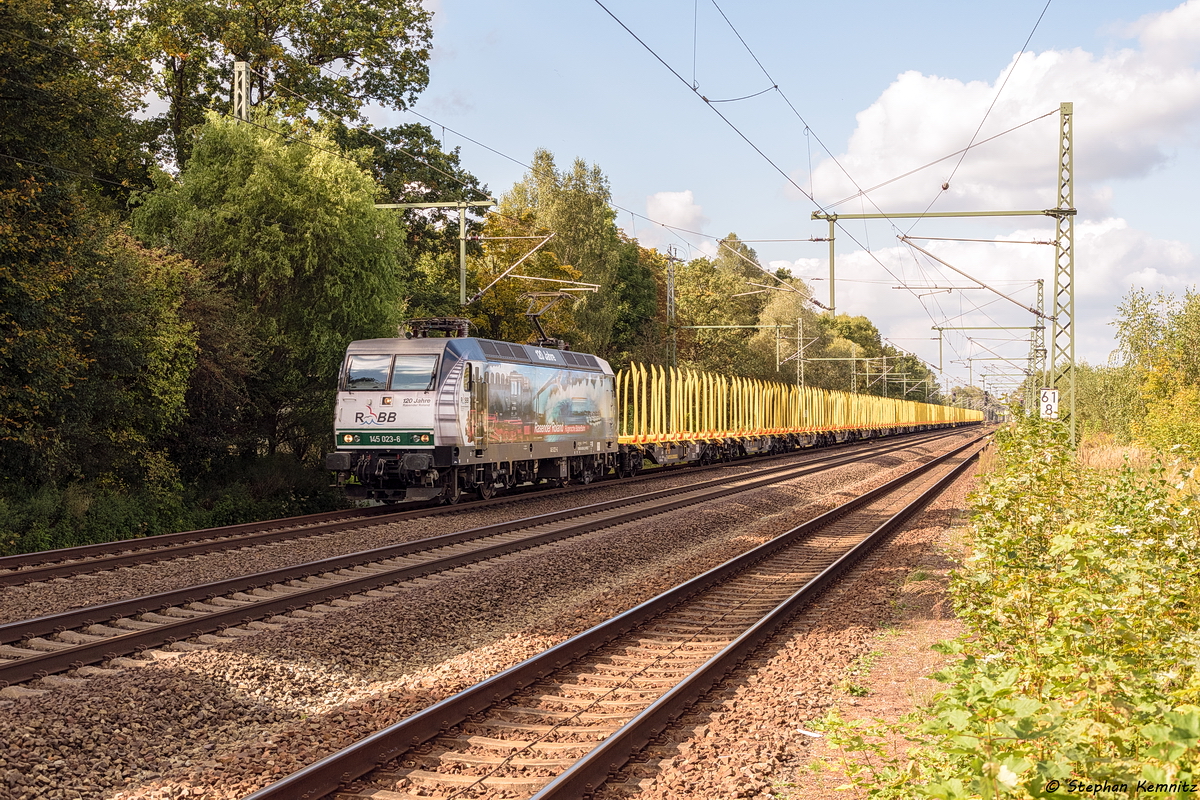 145 023-6  120 Jahre Rasender Roland  PRESS (145 083-2) mit einem leeren Holzzug in Friesack und fuhr weiter in Richtung Nauen. 22.09.2017