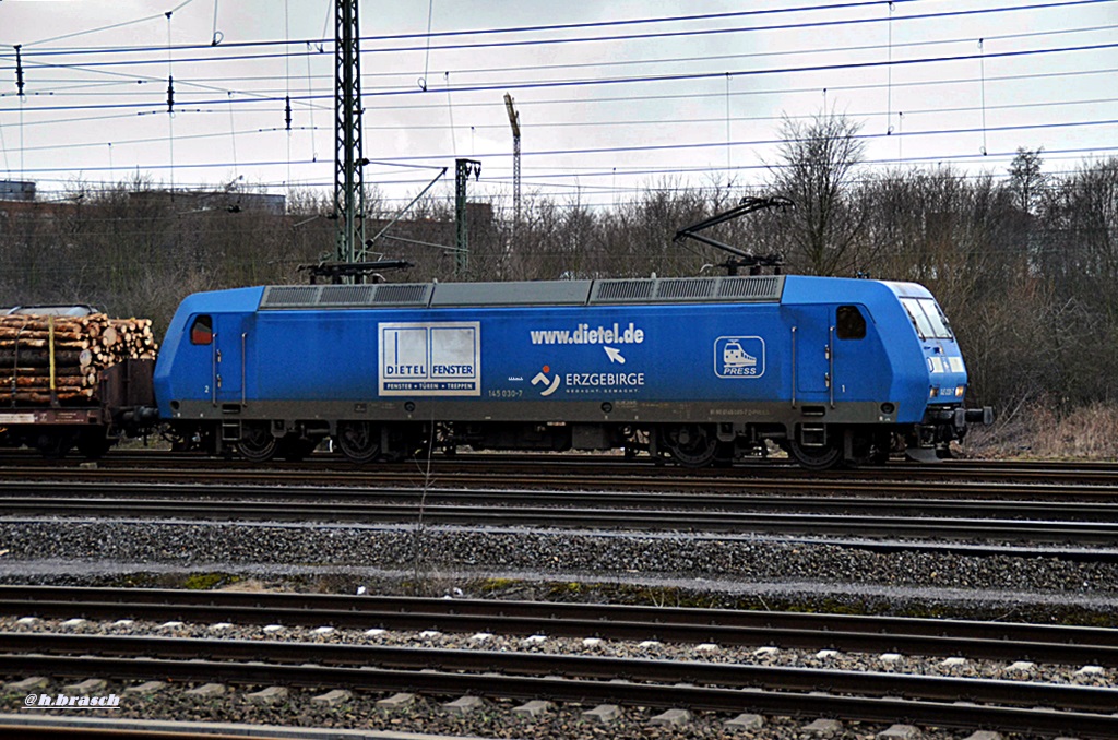 145 030-7 mußte mit einen holzzug warten,auf grünes licht,beim bf wilhelmsburg,31.01.15