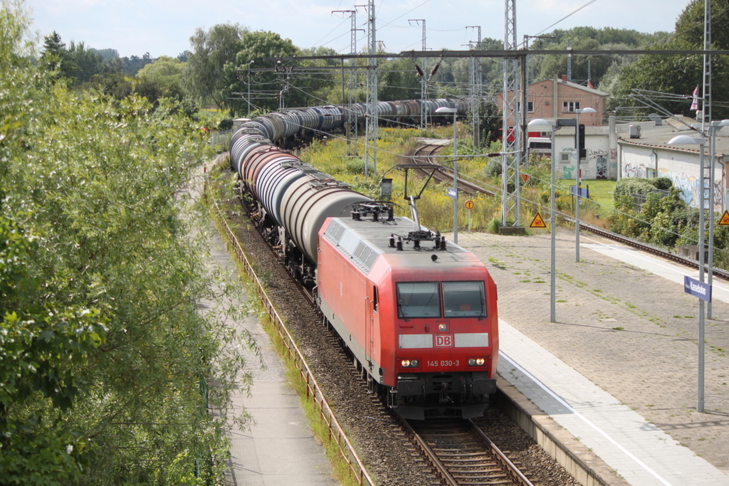 145 030 mit Kewa bei der Durchfahrt in Rostock-Kassebohm.25.08.2017