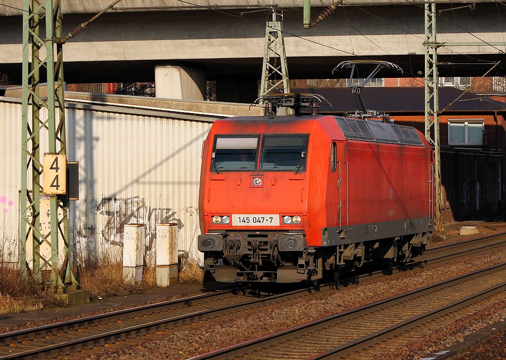 145 047-7 auf Solofahrt durch Hamburg-Harburg. 02.03.2013