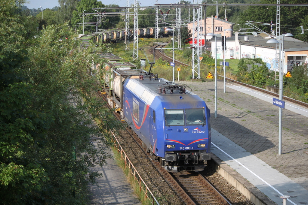 145 088-1(SRI Rail Invest GmbH)bei der Durchfahrt am 19.08.2017 in Rostock-Kassebohm gen Stralsund