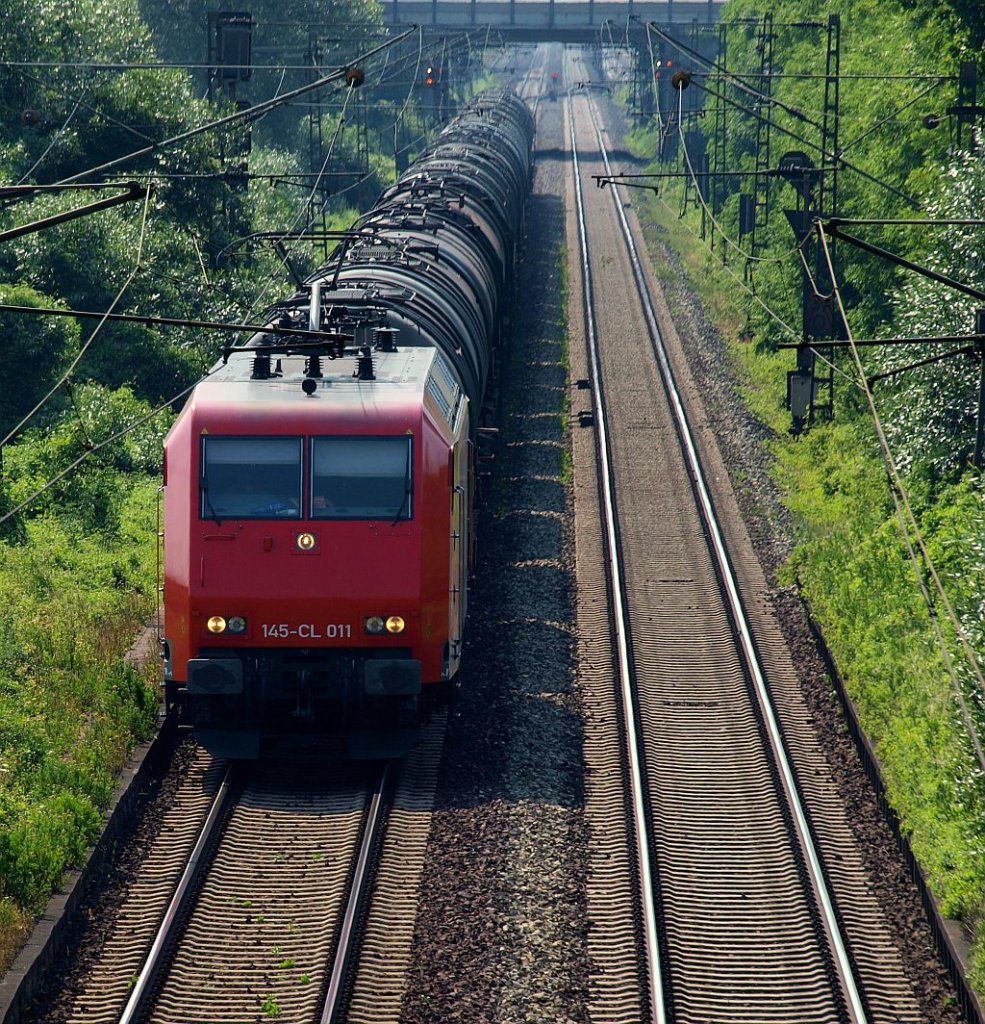 145 089-9/145-CL 011/HGK 2001 fährt hier mit einem kurzen Öler durch Ahlten bei Hannover. 10.07.2010