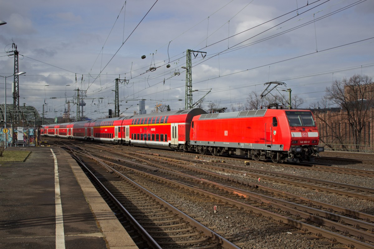 146 003 verlässt am Ende einer Doppelstockgarnitur Köln Deutz, 25.02.15.