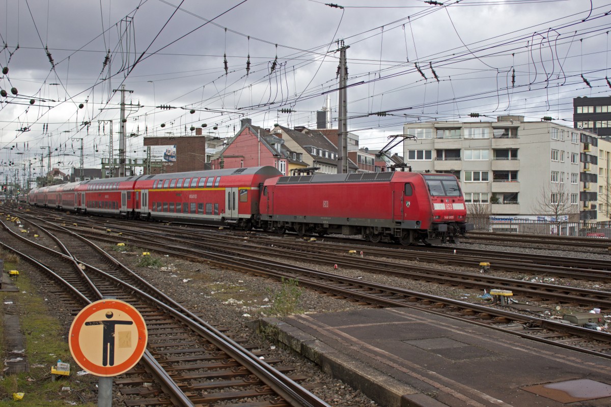 146 005 verlässt mit einem Regionalexpress den Kölner Hauptbahnhof