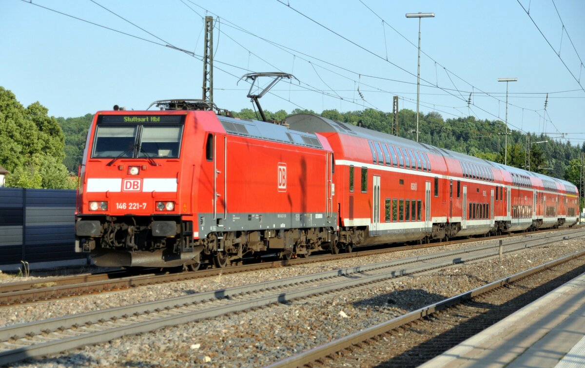 146 221-7 mit Doppelstockwagen in Amstetten am 18.06.2012.