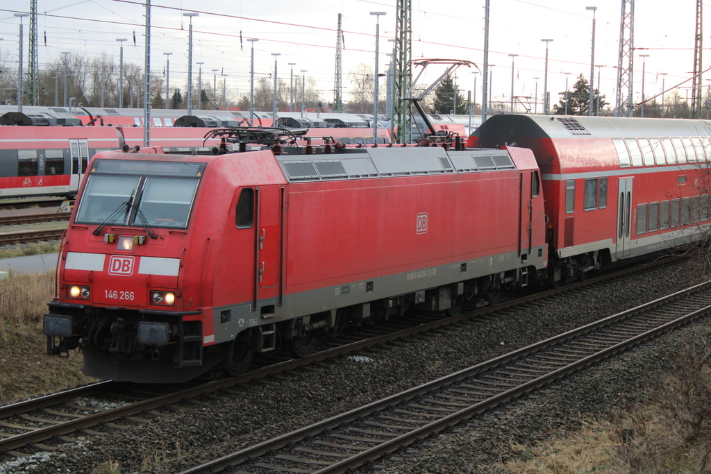 146 266 bei der Einfahrt im Rostocker Hbf.14.01.2023