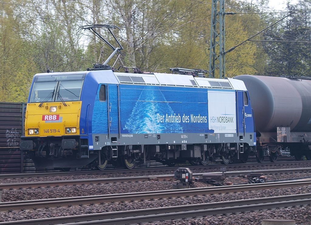 146 519-4 damals noch bei der RBB rauscht hier mit einem Öler durch HH-Harburg Richtung Kiel. 24.04.2010