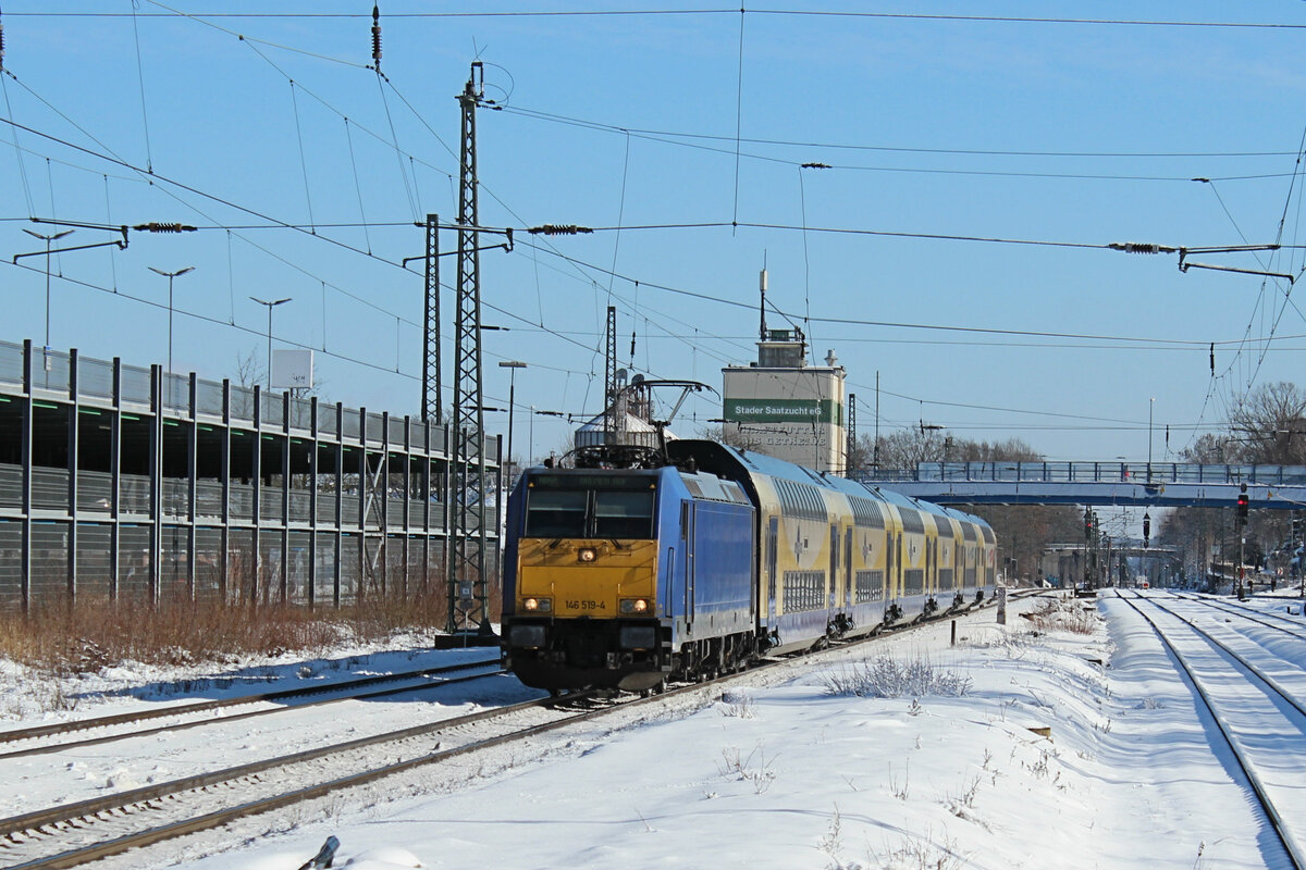 146 519-4 kommt am 11.03.2023 aus Hamburg und macht gleich  Halt  im Bahnhof Tostedt.