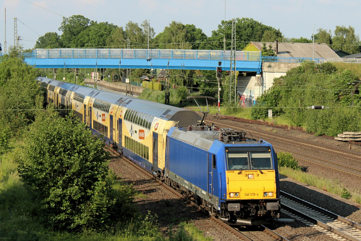 146 519-4 macht gleich  Halt  im Tostedter Bahnhof. Datum: 09.06.2021