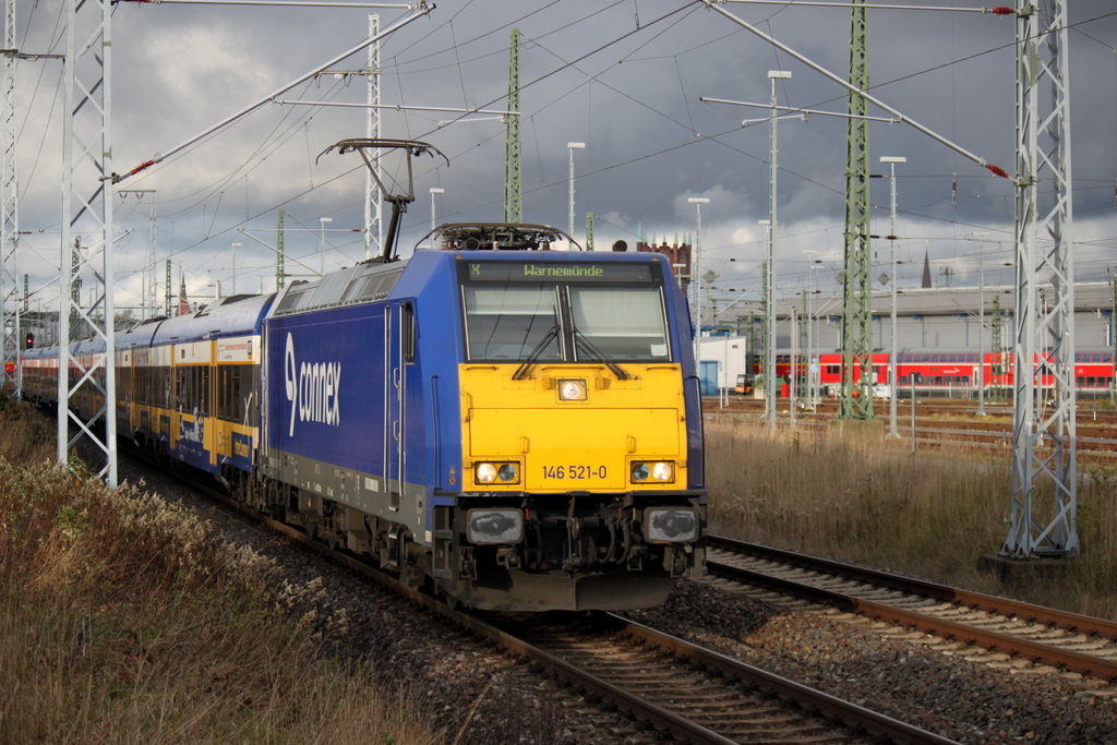 146 521-0 mit dem Interconnex(X 68904)von Warnemnde nach Leipzig Hbf bei der Ausfahrt im Rostocker Hbf.10.11.2013