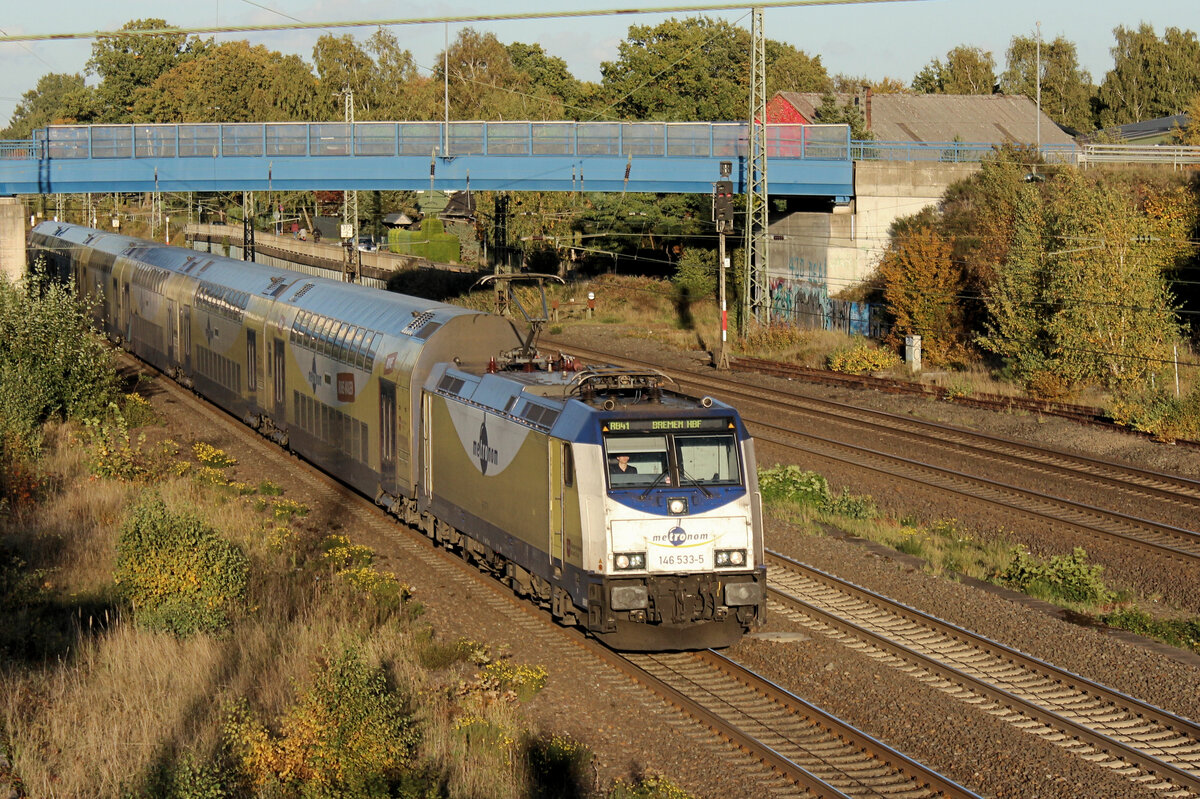 146 533-5 macht gleich  Halt  im Tostedter Bahnhof (Datum, 16.10.2022).