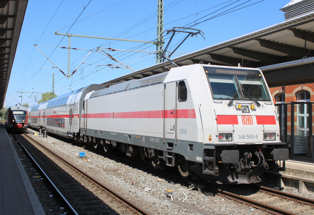 146 569-9 stand mit IC 2239(Rostock-Leipzig)im Rostocker Hbf, weiter hinten hatte sich 642 039 von DB Regio Nordost versteckt.28.07.2023