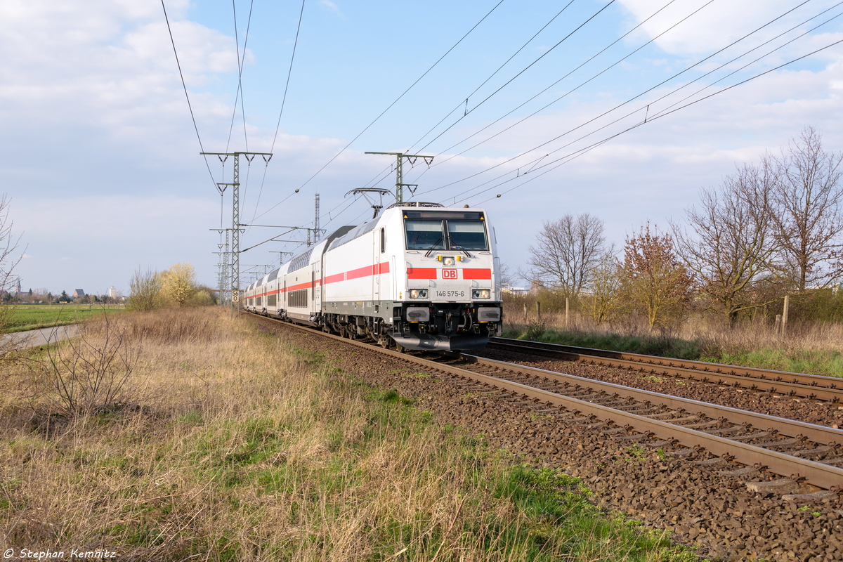 146 575-6 mit dem Doppelstock IC 2431  Borkum  von Emden Außenhafen nach Cottbus in Stendal. Wegen einem  Feuerwehreinsatz auf Bahngelände  auf der KBS 310, wurde der IC2 über Wolfsburg und Stendal umgeleitet. 08.04.2016