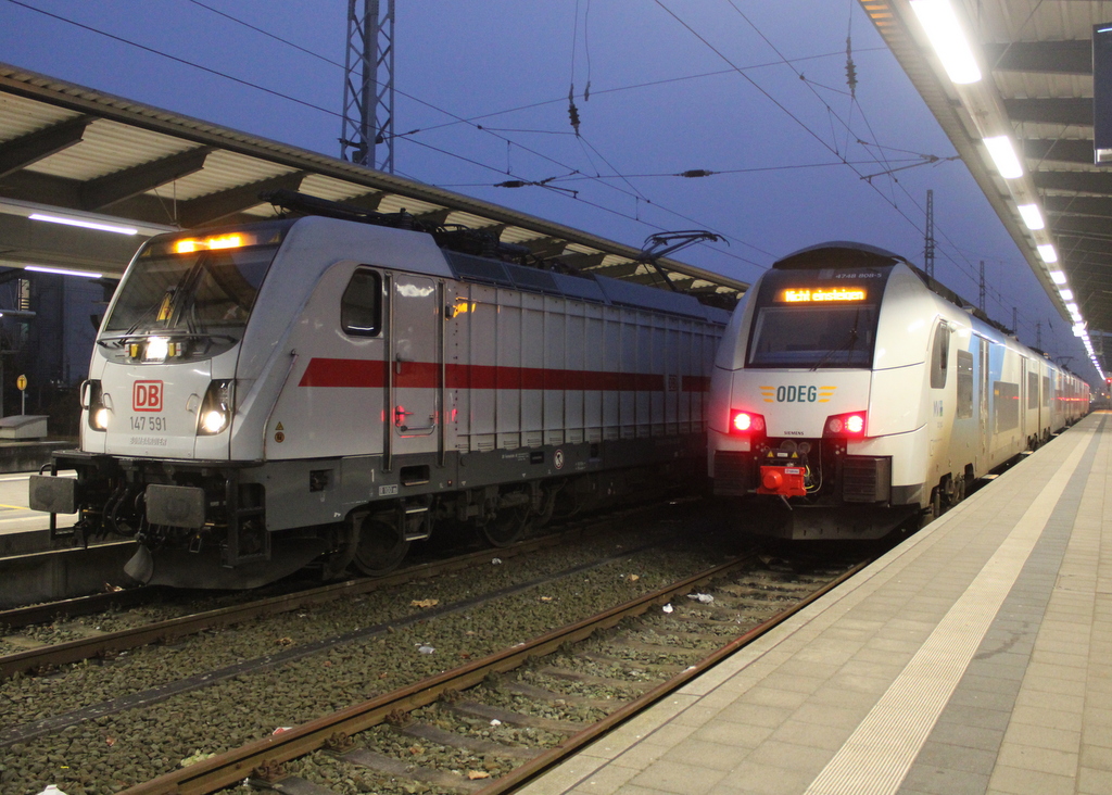 147 591 und 4748 808-8 am Morgen des 21.12.2025 im Rostocker Hbf.
