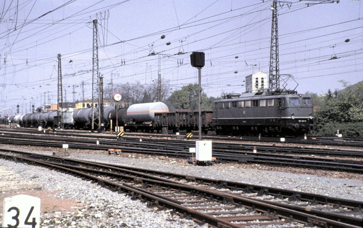 150 052-9 mit einem gemischtem G�terzug in Treuchtlingen am 09.05.1981.