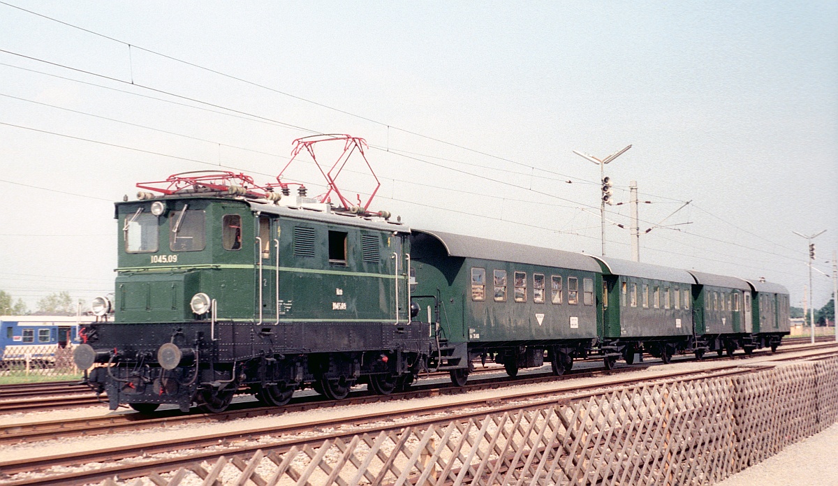 150 Jahre Eisenbahn in Österreich: ÖBB 1045.09 Strasshof 12.09.1987